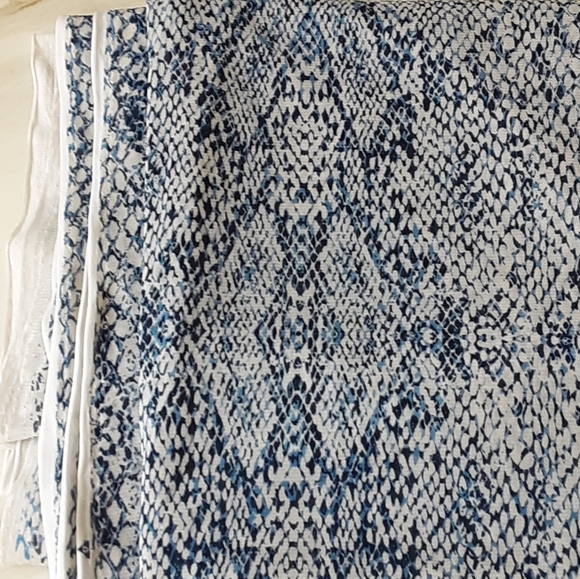 Blue White Animal Print 100% Polyester Soft Silky Fabric 5.4 Yards - Picture 4 of 4